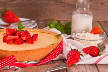 Ahşap masa üzerinde nane ile Çilek cheesecake.
