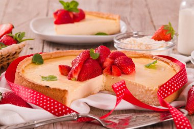 Ahşap masa üzerinde nane ile Çilek cheesecake.