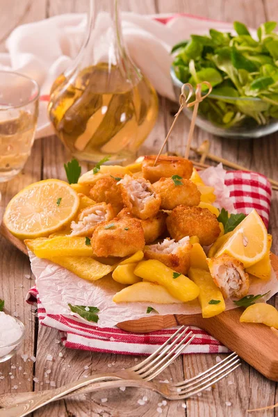 Fish Chips Met Saus Snijplank — Stockfoto