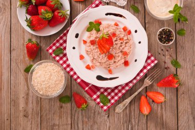 Nane ve sirke ile Çilek risotto.
