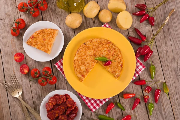 Spansk Omelett Med Chorizo Träbord — Stockfoto