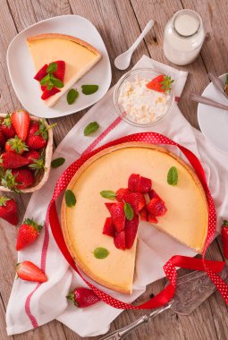 Ahşap masa üzerinde nane ile Çilek cheesecake.
