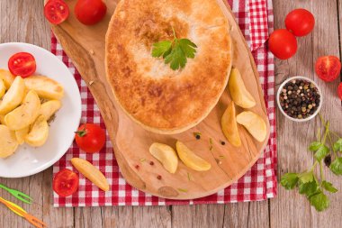 Kesme tahtasında patates kızartması ile Biftek pasta.