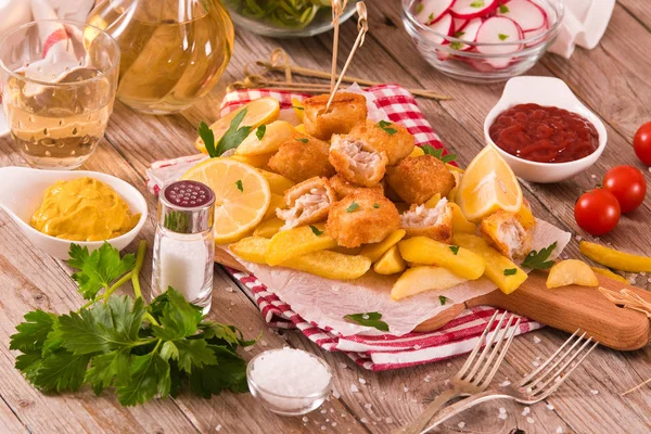 Peixe Batatas Fritas Com Batatas Fritas Tábua Corte — Fotografia de Stock