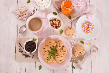 Tahta masada naneli çikolatalı kurabiyeler..