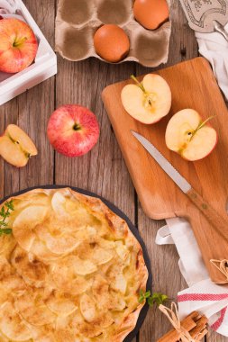 Şekerli tarçınlı elmalı tart..