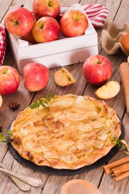 Şekerli tarçınlı elmalı tart..