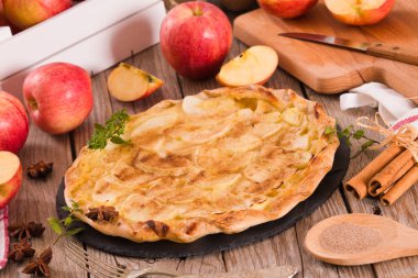 Şekerli tarçınlı elmalı tart..