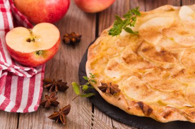 Şekerli tarçınlı elmalı tart..