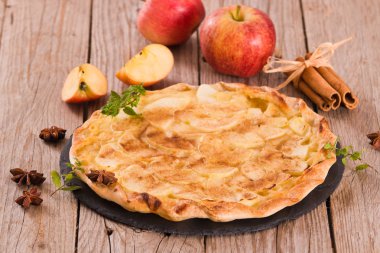 Şekerli tarçınlı elmalı tart..