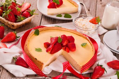 Ahşap masa üzerinde nane ile Çilek cheesecake.