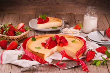 Ahşap masa üzerinde nane ile Çilek cheesecake.