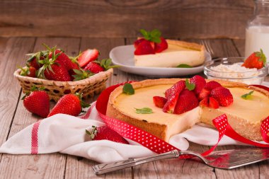 Ahşap masa üzerinde nane ile Çilek cheesecake.