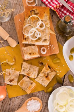 Kesme tahtasında Ceneviz Focaccia yassı ekmeği.