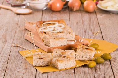 Kesme tahtasında Ceneviz Focaccia yassı ekmeği.