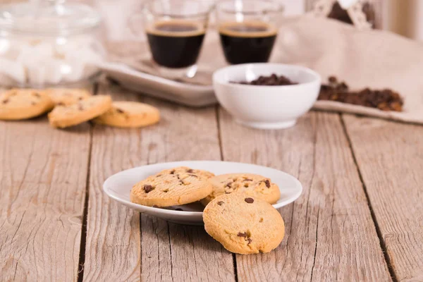 ホワイトディッシュ上のコーヒーとチョコレートチップクッキー — ストック写真