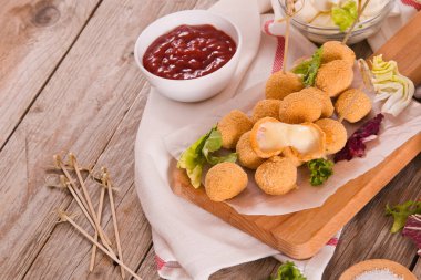 Kızarmış Mozzarella peynirli topları..