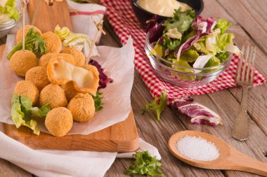 Kızarmış Mozzarella peynirli topları..