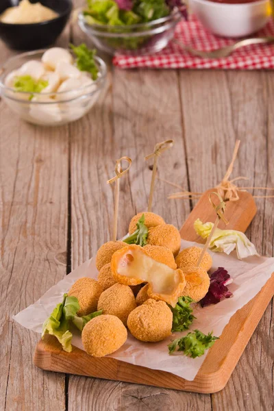 Kızarmış Mozzarella Peynirli Topları — Stok fotoğraf