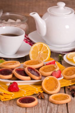 Beyaz tabakta limonlu turtalar..