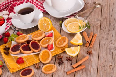 Beyaz tabakta limonlu turtalar..