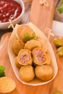 Ascoli dolgulu zeytinleri kesim tahtasına.