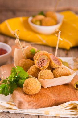 Ascoli dolgulu zeytinleri kesim tahtasına.