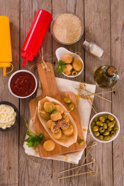 Ascoli dolgulu zeytinleri kesim tahtasına.