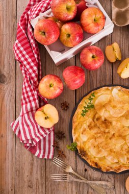 Şekerli tarçınlı elmalı tart..