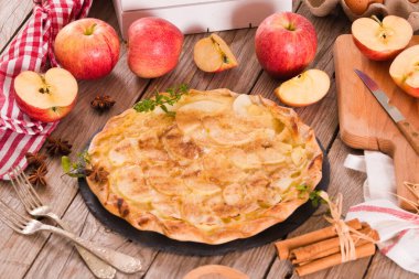 Şekerli tarçınlı elmalı tart..