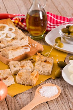 Kesme tahtasında Ceneviz Focaccia yassı ekmeği.