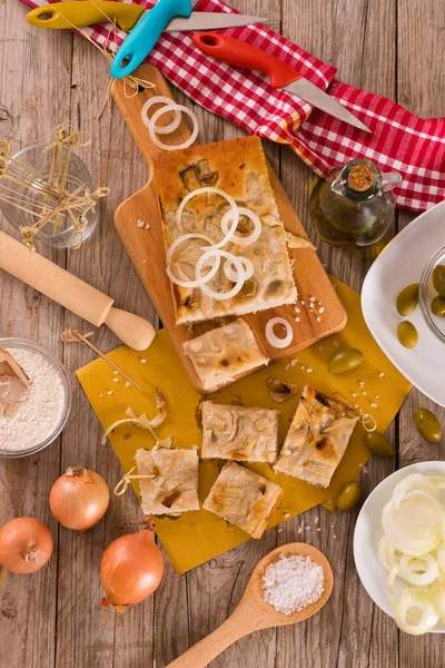 Kesme Tahtasında Ceneviz Focaccia Yassı Ekmeği — Stok fotoğraf