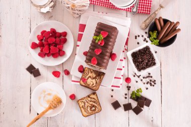 Ahududulu mermer kek..