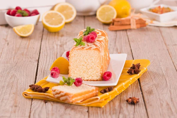 라즈베리를 곁들인 스펀지 케이크 — 스톡 사진
