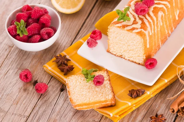 Pastel Esponja Limón Con Frambuesas —  Fotos de Stock