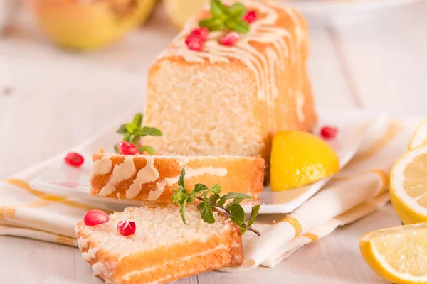 Citroenspons Cake Met Granaatappel — Stockfoto