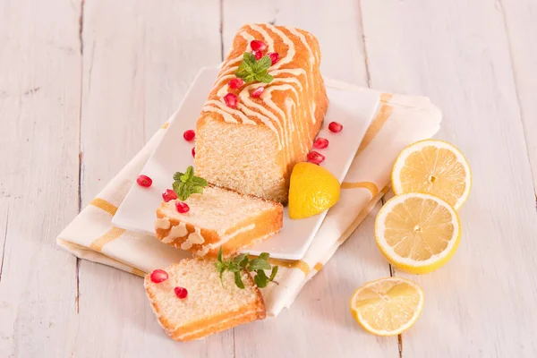 Citroenspons Cake Met Granaatappel — Stockfoto
