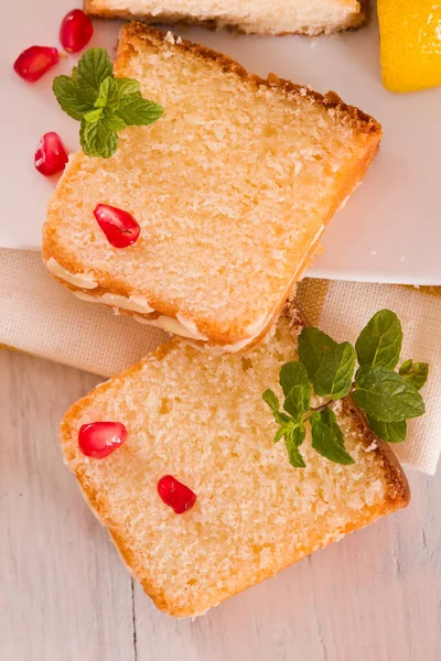 Gâteau Éponge Citron Avec Grenade — Photo