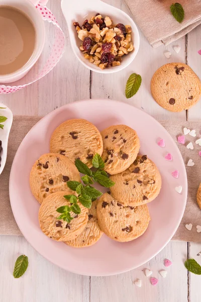 Biscuits Aux Pépites Chocolat Avec Cappuccino Sur Plat Blanc — Photo