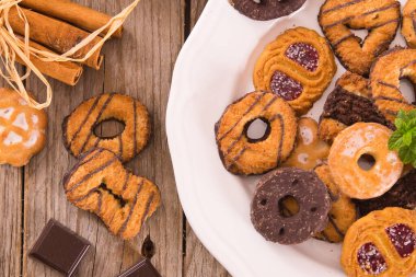 Beyaz tabakta çay saati için kısa hamurlu bisküviler.