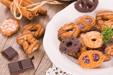 Beyaz tabakta çay saati için kısa hamurlu bisküviler.