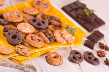 Kısa hamurlu hamur işi bisküviler ve ahşap masada nane..