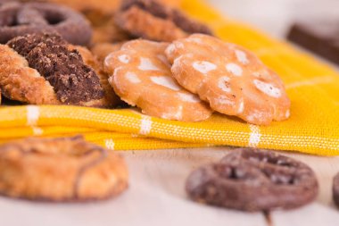 Kısa hamurlu hamur işi bisküviler ve ahşap masada nane..