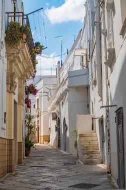 Ara sokakta. Mottola. Puglia. İtalya. 