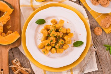 Kabak gnocchi ve rendelenmiş amaretti kurabiyesi..