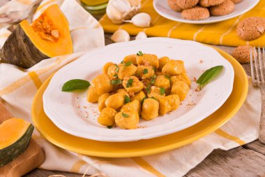 Kabak gnocchi ve rendelenmiş amaretti kurabiyesi..