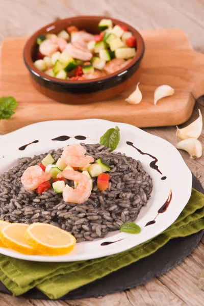 Tintenfisch Risotto Mit Gemüse Auf Weißem Teller — Stockfoto