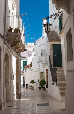 Ara sokakta. Martina Franca. Puglia. İtalya.