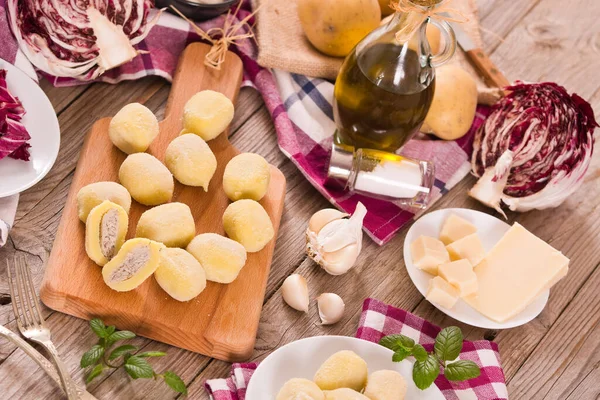 Gnocchis Pommes Terre Farcis Avec Radicchio Ricotta — Photo