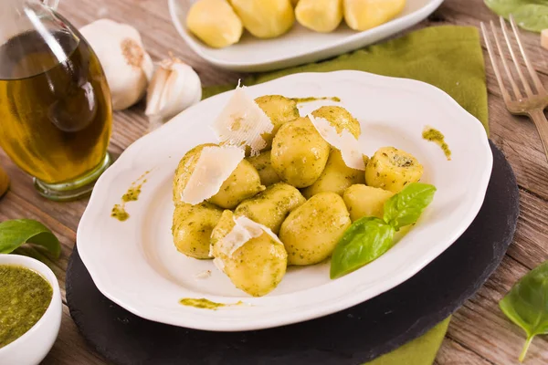 Kartoffelgnocchi Gefüllt Mit Pesto Sauce — Stockfoto